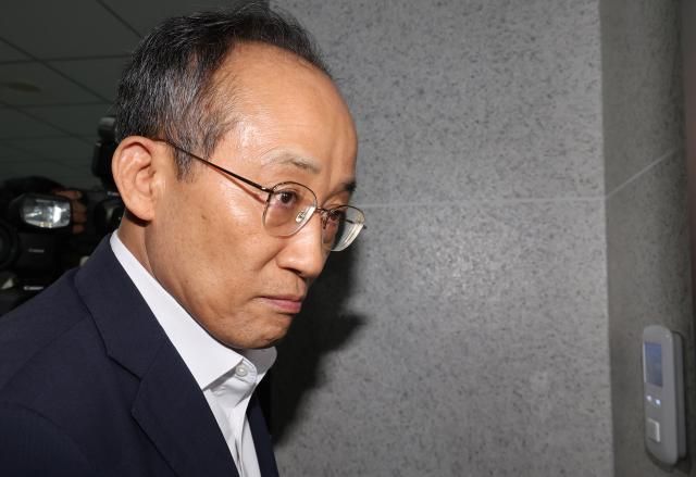 12·3 비상계엄 관련 내란·외환 의혹을 수사 중인 조은석 특별검사팀이 계엄 해제 방해 의혹과 관련해 추경호 전 국민의힘 원내대표를 겨냥한 강제수사에 나선 2일 추 의원이 서울 여의도 국회 의원회관 내 자신의 의원실로 들어가고 있다 사진연합뉴스