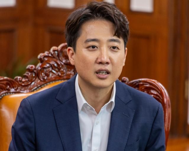 이준석 개혁신당 대표가 19일 취임 인사차 우원식 국회의장을 예방해 의장 집무실에서 환담하고 있다. [사진=연합뉴스]