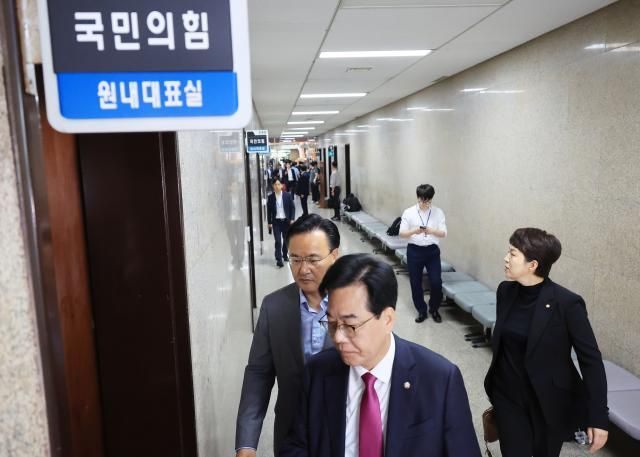 12·3 비상계엄 관련 내란·외환 의혹을 수사 중인 조은석 특별검사팀이 계엄 해제 방해 의혹과 관련해 추경호 전 국민의힘 원내대표를 겨냥한 강제수사에 나선 2일 서울 국회의사당 국민의힘 원내대표실로 송언석 원내대표가 들어서고 있다 이날 특검은 국민의힘 원내대표실을 압수수색 대상에 포함했다 사진연합뉴스