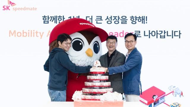 SK스피드메이트 출범 1주년 기념 케익을 커팅하고 있는 안무인 SK스피드메이트 대표오른쪽 이호정 SK네트웍스 대표이사 사장가운데 최성환 SK네트웍스 사업총괄 사장 사진스피드메이트