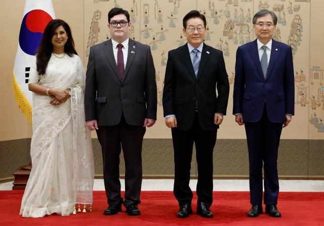 이재명 대통령이 2일 서울 용산 대통령실 청사에서 열린 주한대사 신임장 제정식에서 토피크 이슬람 샤틸 주한 방글라데시 대사왼쪽 두 번째로부터 신임장을 전달받은 뒤 기념촬영하고 있다 사진연합뉴스