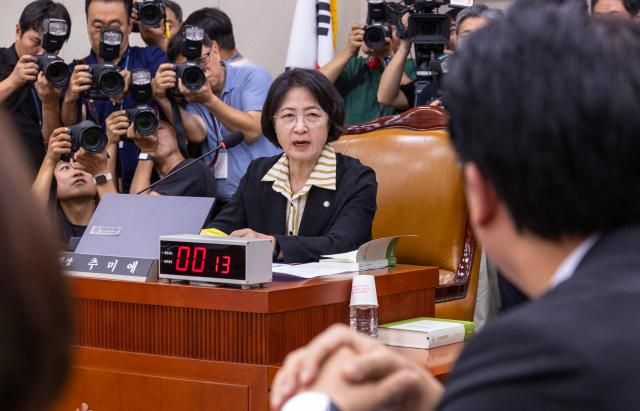 추미애 국회 법제사법위원장이 지난 16일 서울 여의도 국회에서 열린 법사위 전체회의에서 민주당 박지원 의원에게 무리한 발언을 한 국민의힘 곽규택 의원에게 경고를 하고 있다 사진연합뉴스