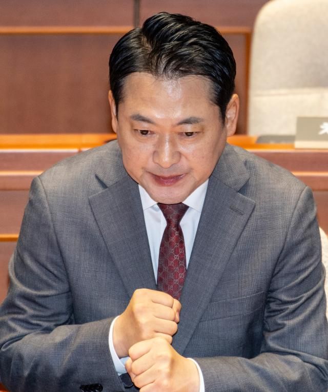 국민의힘 장동혁 대표가 지난 19일 국회에서 열린 의원총회에 입장해 시작을 기다리다 생각에 잠겨 있다 사진연합뉴스