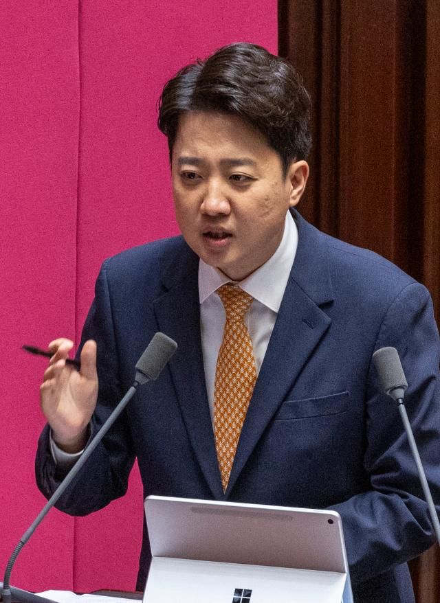 이준석 개혁신당 의원이 지난 15일 국회에서 열린 정치에 관한 대정부 질문에서 김민석 국무총리에게 질의하고 있다 사진연합뉴스