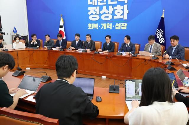 김병기 더불어민주당 원내대표가 21일 서울 여의도 국회에서 취임 100일 기자간담회를 하고 있다 사진연합뉴스