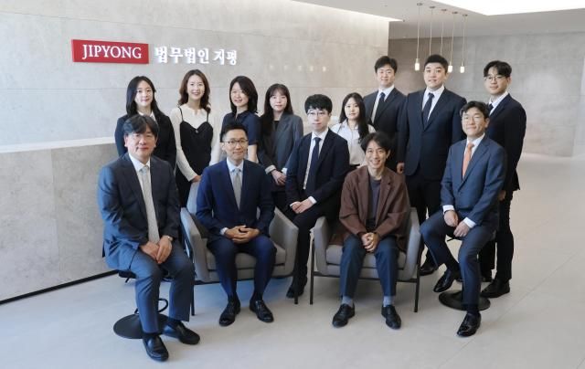 지평 ESG센터의 앞줄 왼쪽부터 반시계 방향으로김영수 민창욱 변호사 정현찬 전문위원 임성택 권영환 변호사 최민혁 컨설턴트 김광의 이사 김주상 노희종 김세진 컨설턴트 오은정 주임연구원 김예나 선임컨설턴트 유신형 컨설턴트 사진법무법인 지평