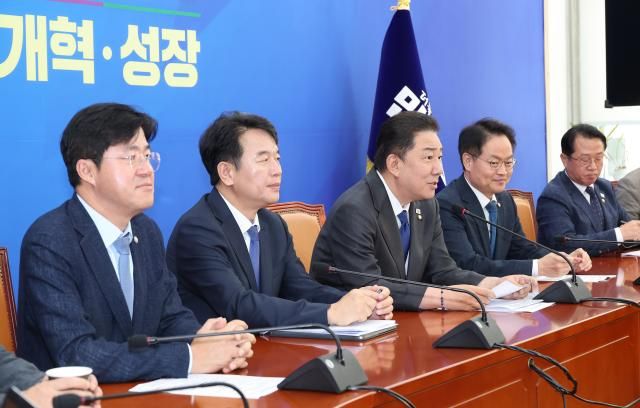 더불어민주당 김병기 원내대표가 21일 서울 여의도 국회에서 취임 100일 기자간담회를 하고 있다