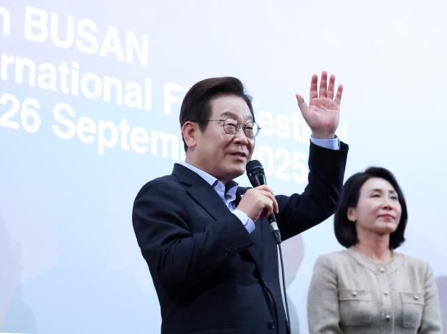 이재명 대통령이 20일 부산 해운대구 영화의전당에서 부산국제영화제 공식상영작 극장의 시간들 상영 뒤 진행된 관객과의 대화에서 관람객에게 인사하고 있다 사진연합뉴스