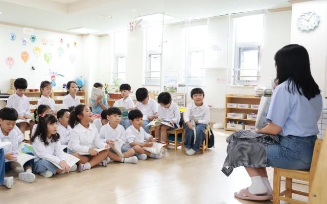 LG전자는 최근 한국환경공단 E-순환거버넌스와 협력해 제작한 아동·청소년 대상 자원 순환 교육 도서 ‘잘 가 우리 다시 만나 전자제품 자원순환 이야기’를 전국 각지 환경 및 교육 관련 기관 대상으로 무료 배포했다 사진은 인천광역시 서구 종합환경연구단지 어린이집에서 도서를 활용한 교육을 진행 중인 모습