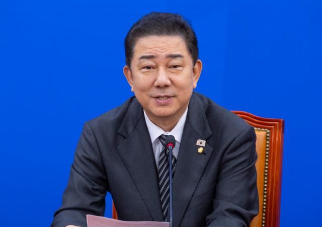 더불어민주당 김병기 원내대표가 18일 국회에서 열린 정책조정회의에서 발언하고 있다 
