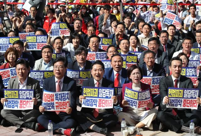 장동혁 국민의힘 대표와 송언석 원내대표를 비롯한 국민의힘 관계자들이 21일 대구 동구 동대구역 광장에서 열린 야당탄압·독재정치 국민 규탄대회에 참석해 구호를 외치고 있다 사진연합뉴스