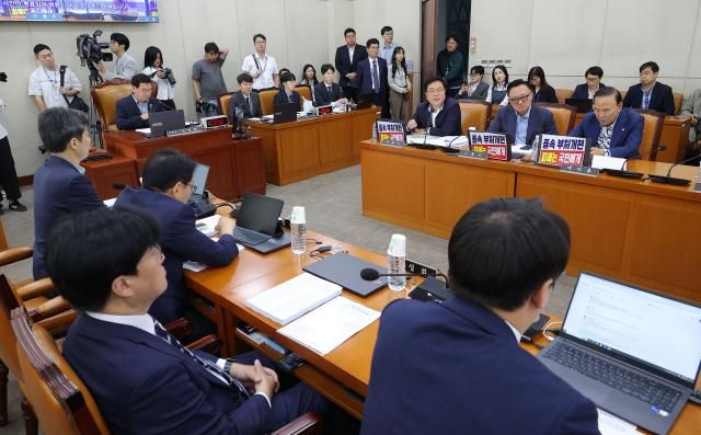 22일 서울 여의도 국회에서 열린 행정안전위원회 전체회의에서 서범수 국민의힘 야당 간사가 정부조직법 일부개정안에 반대하며 발언하고 있다사진연합뉴스