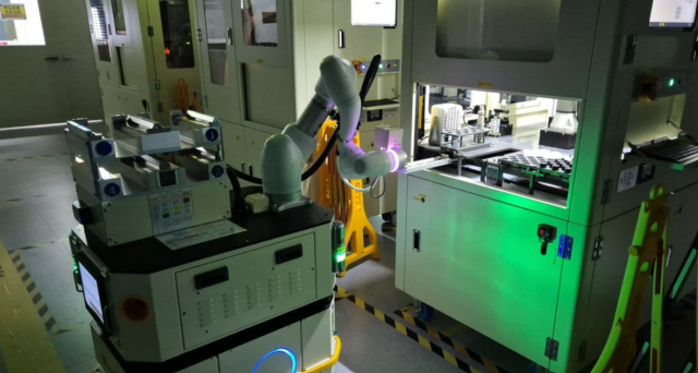 LG화학 자동화 로봇이 로봇 자동화 실험실ASL에서 야간 분석 실험을 하고 있다 사진 LG화학 