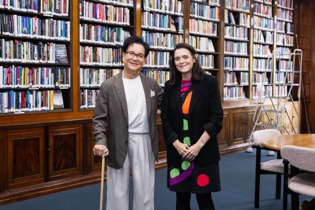 이재현 CJ그룹 회장왼쪽이 영국 런던에서 브론웬 매덕스 채텀하우스 소장과 면담한 뒤 기념촬영을 하고 있다 사진CJ그룹