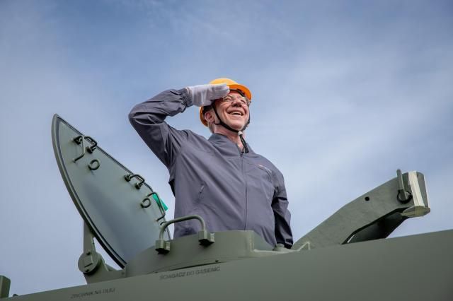 지난 19일 한화에어로스페이스 창원2사업장에서 진행된 참전용사 재방한 행사에서 주한미군에서 근무했던 브라이언 스미스가 K9 자주포에 올라 기념촬영하고 있다 사진한화에어로스페이스