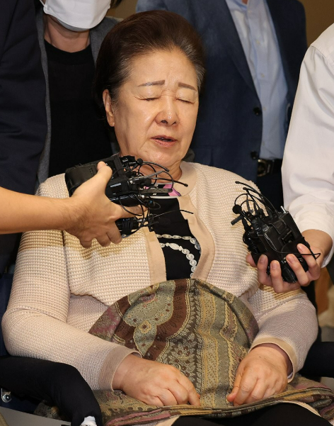 한학자 통일교 총재가 지난 17일 서울 종로구 KT광화문빌딩에 마련된 민중기 특별검사팀 사무실에서 조사를 받은 뒤 귀가하고 있다 사진연합뉴스