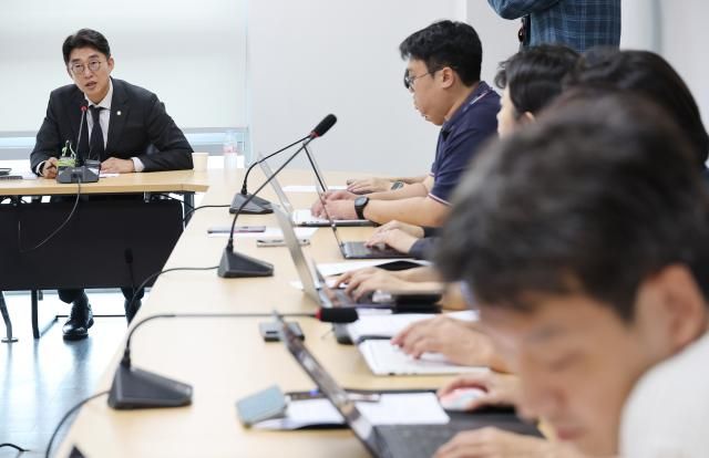 5일 서울 여의도 국회 의원회관에서 열린 더불어민주당 언론개혁특별위원회 기자설명회에서 노종면 의원이 발언하고 있다사진연합뉴스