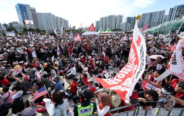 21일 대구 동구 동대구역 광장에서 열린 야당탄압·독재정치 국민 규탄대회에 참가한 국민의힘 당원들이 정부·여당 규탄 구호를 외치고 있다 사진연합뉴스