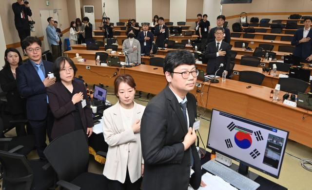 26일 경기 고양시 사법연수원에서 열린 전국법관대표회의에서 의장을 맡은 김예영 서울남부지법 부장판사앞줄 오른쪽 셋째를 비롯한 참석자들이 국기에 경례를 하고 있다 2025526 사진연합뉴스 공동취재