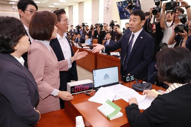  22일 서울 여의도 국회 법제사법위원회에서 열린 건진법사 관봉권 띠지 분실 관련 검찰개혁 입법청문회에서 국민의힘 나경원 의원 등 위원들이 추미애 위원장의 질서유지권 발동 등에 항의하고 있다사진연합뉴스