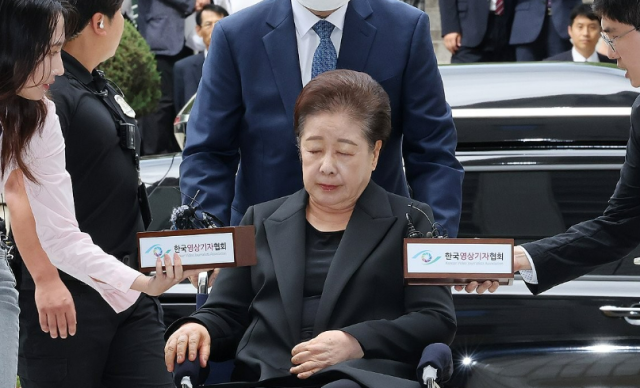 한학자 통일교 총재가 22일 오후 서울중앙지법에서 구속 전 피의자 심문영장실질심사을 받기 위해 출석하고 있다 사진연합뉴스