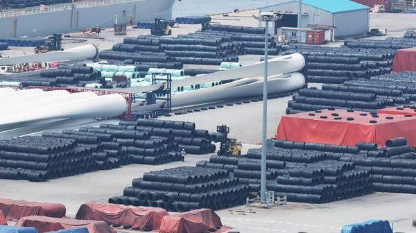 국내 평택항에서 운송을 앞둔 강철 코일들 사진연합뉴스