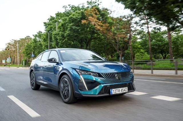 푸조 408 스마트 하이브리드사진푸조