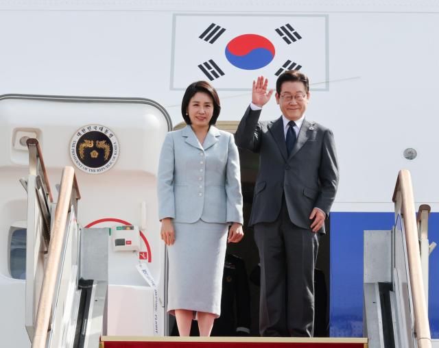 유엔총회 참석차 출국하는 이재명 대통령과 김혜경 여사가 22일 성남 서울공항 공군 1호기에서 인사하고 있다 사진연합뉴스