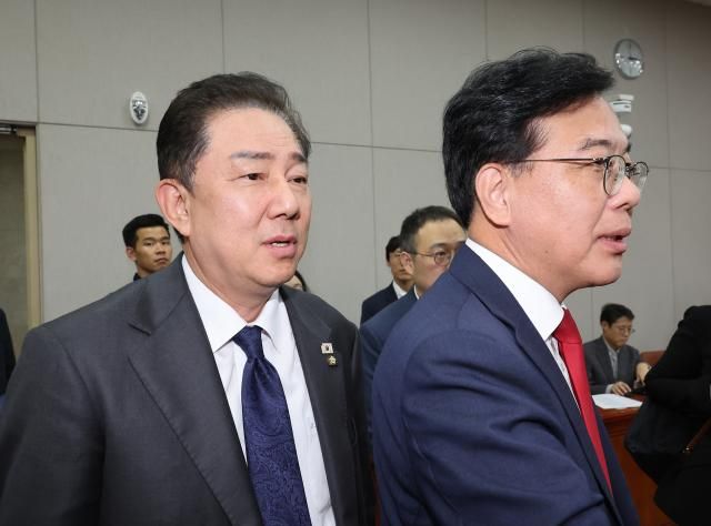 22일 서울 여의도 국회에서 열린 국회운영위원회 전체회의 산회한 뒤 김병기 더불어민주당 원내대표와 송언석 국민의힘 원내대표가 의원들과 대화를 나누고 있다 사진연합뉴스