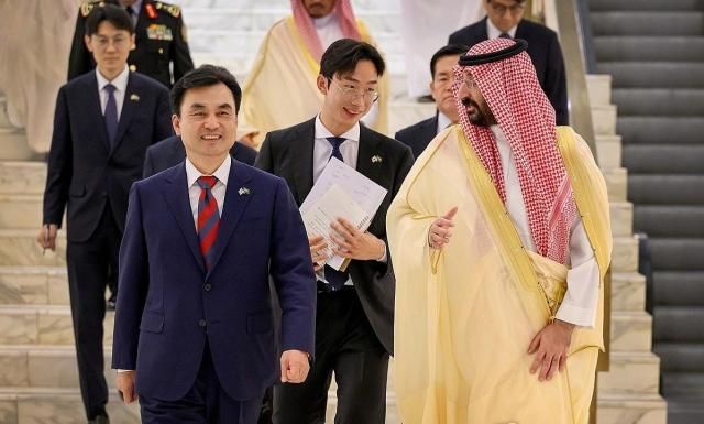 안규백 국방부 장관이 21일현지시간 사우디아라비아 리야드에서 압둘라 빈 반다르 사우디 국가방위부 장관과 이동하고 있다&nbsp;사진연합뉴스