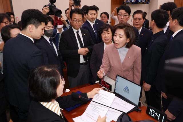 22일 국회 법제사법위원회에서 국민의힘 나경원 의원 등 위원들이 추미애 위원장의 질서유지권 발동에 항의하고 있다 이날 국민의힘 의원들은 위원석 노트북에 부착한 피켓을 철거하라는 추 위원장의 제안을 거부했다사진연합뉴스