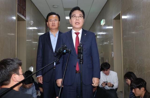 송언석 국민의힘 원내대표와 유상범 원내수석부대표가 23일 서울 여의도 국회에서 더불어민주당 김병기 원내대표와 정부조직법 개정안 등을 논의하기 전 취재진을 향해 발언하고 있다 사진연합뉴스