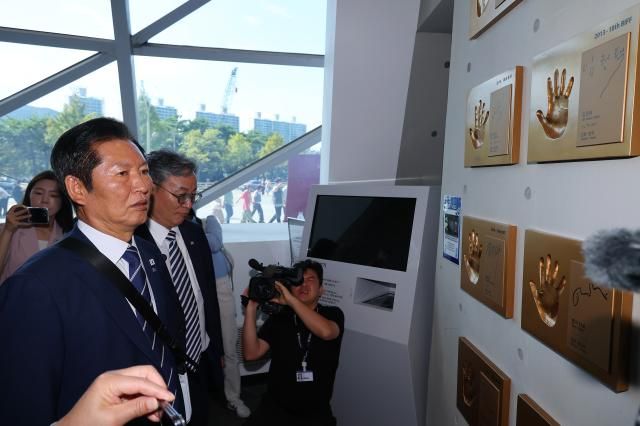 정청래 더불어민주당 대표가 23일 오후 부산 해운대구 영화의전당을 찾아 부산국제영화제 역대 핸드프린팅을 관람하고 있다 사진연합뉴스