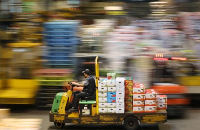 지난 22일 가락동 농수산물도매시장에서 다가오는 추석을 앞두고 상인들이 과일상자를 분주하게 움직이고 있다 사진연합뉴스