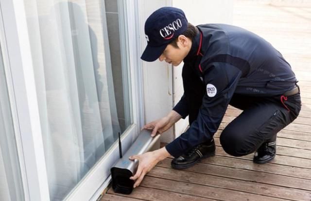 세스코는 서울 성동구청과 손잡고 바퀴벌레 퇴치 시범을 추진한다 이번 사업은 세스코가 보유한 첨단 해충 분석 기술과 독자적인 방제 시스템을 공공 방역에 접목한 사례로 주목받고 있다 사진은 세스코 스마트 통합방제솔루션을 통해 환경위생전문가의 현장 진단 및 경향성 분석으로 해충의 침입 경로 및 발생 원인을 파악하고 개선 조치하는 모습 사진세스코