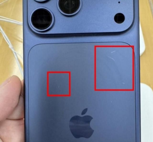 온라인 커뮤니티 중심으로 지난 19일 애플이 새롭게 선보인 아이폰17 시리즈 제품에 상처가 쉽게 생긴다는 불만이 목소리가 이어지고 있다 사진온라인 커뮤니티