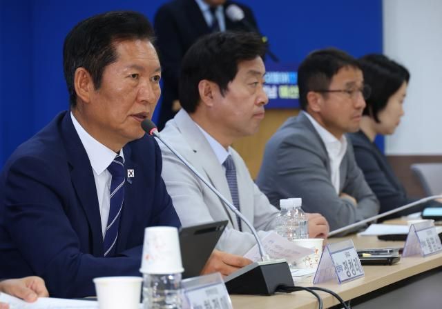 23일 부산 동구 더불어민주당 부산시당에서 열린 부울경 예산정책협의회에서 정청래 대표가 인사말을 하고 있다 사진연합뉴스