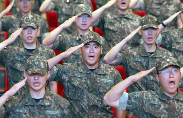 이재용 삼성전자 회장의 장남 이지호 씨가 23일 오전 경남 창원시 진해구 해군사관학교 웅포 강당에서 열린 제139기 해군 사관후보생 입교식에서 힘차게 경례하고 있다 사진연합뉴스