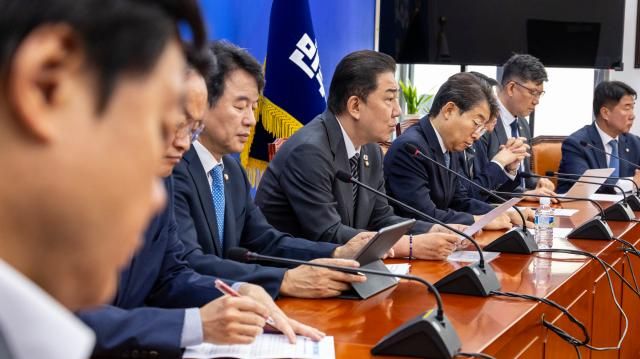 더불어민주당 김병기 원내대표가 23일 국회에서 열린 원내대책회의에서 정기국회 내 쟁점법안 처리 의지를 밝히고 있다 