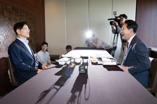 장동혁 국민의힘 대표와 김문수 전 대선 후보가 23일 서울 여의도의 한 식당에서 만나 대화를 나누고 있다 사진연합뉴스