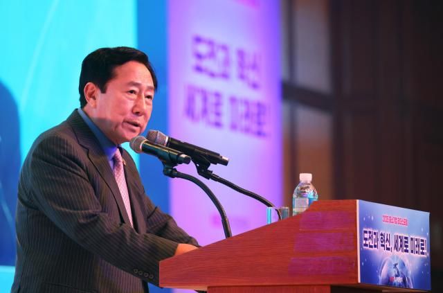 김기문 중소기업중앙회장은 23일 롯데호텔 제주에서 열린 &nbsp;2025 중소기업 리더스포럼 개막식에서 개회사를 하고 있다 사진중소기업중앙회