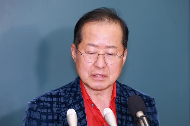 홍준표 전 대구시장이 6월 17일 인천국제공항 제1여객터미널을 통해 귀국 취재진과 인터뷰하고 있다 홍 전 시장은 지난 4월 국민의힘 대선 후보 경선에서 패배한 뒤 탈당하고 미국 하와이에 머물렀다 사진연합뉴스