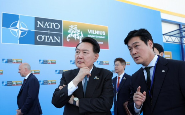 윤석열 전 대통령이 지난 2023년 7월 12일현지시간 빌뉴스 나토 정상회의장에서 열린 북대서양조약기구NATO·나토 동맹국 및 파트너국 정상회의에 참석하기 전 도어스테핑을 기다리며 김승희 의전비서관과 대화하고 있다 사진연합뉴스