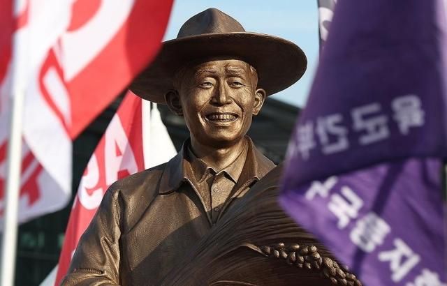 동대구역 광장에 설치된 박정희 동상 사진연합뉴스