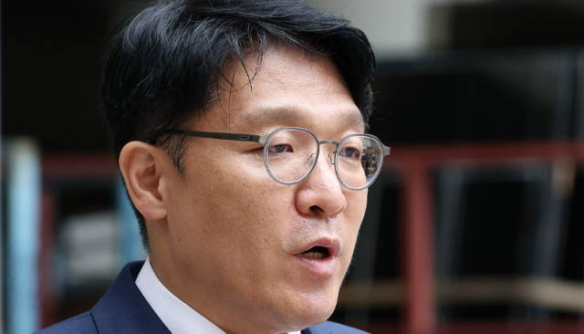 김상민 전 부장검사가 17일 서울 서초구 서울중앙지법에서 열린 구속 전 피의자 심문영장실질심사에 출석하면서 취재진 질문에 답하고 있다 사진연합뉴스