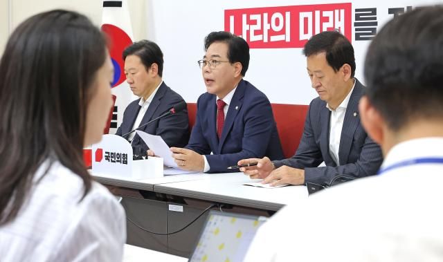 송언석 국민의힘 원내대표가 23일 서울 여의도 국회 원내대표실에서 취임 100일 기자회견을 하고 있다 사진연합뉴스