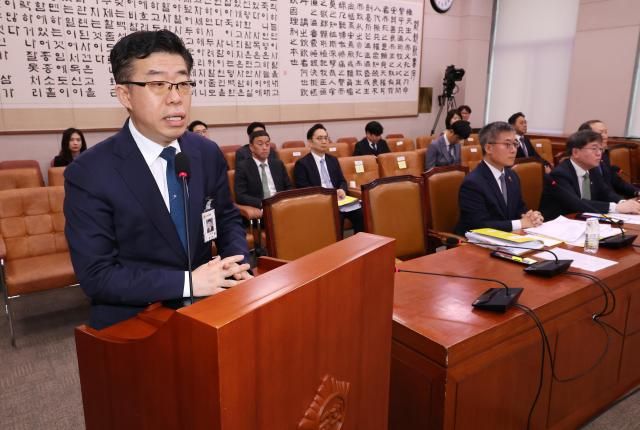 20일 윤석열 대통령 지지 시위대의 서울서부지법 청사 불법 진입 및 난동 사태와 관련한 긴급 현안질의가 열린 국회 법제사법위원회 전체회의서 신용해 교정본부장이 정청래 위원장의 질문에 답변하고 있다사잔연합뉴스