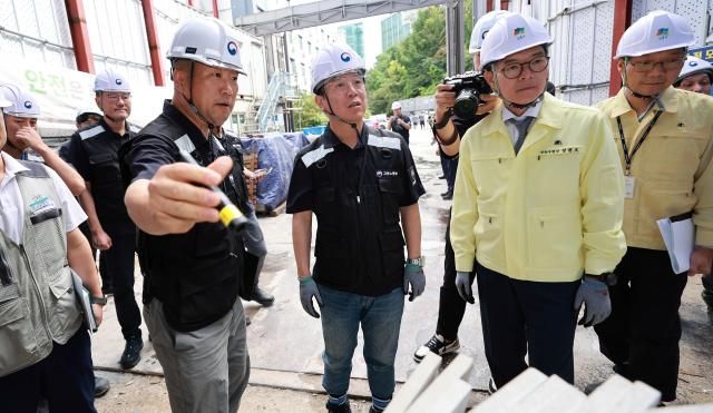 김영훈 고용노동부 장관이 23일 정원오 성동구청장과 서울특별시 성동구 신축 건설공사 현장을 불시 점검하고 있다 사진고용노동부