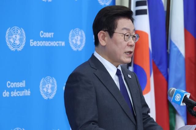 이재명 대통령이 24일현지시간 미국 뉴욕 유엔본부에서 안전보장이사회 공개 토의에 앞서 약식 브리핑을 하고 있다 사진연합뉴스