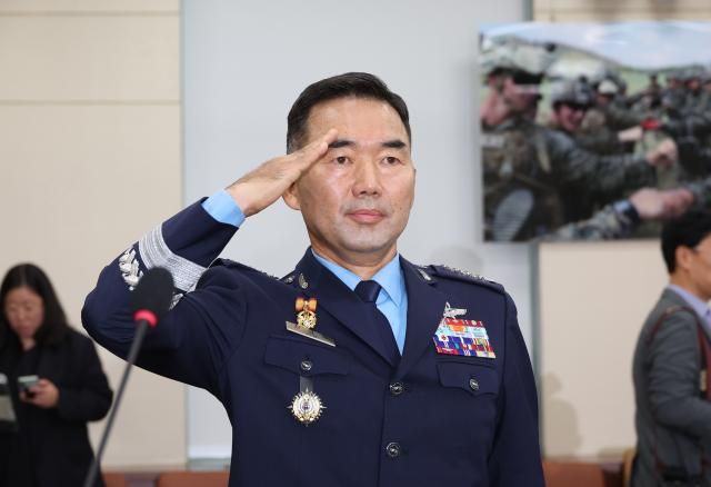 진영승 합동참모의장 후보자가 24일 서울 여의도 국회 국방위원회 전체회의에서 열린 인사청문회에서 경례하고 있다 사진연합뉴스